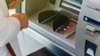 Cara Mengambil Duit di ATM
